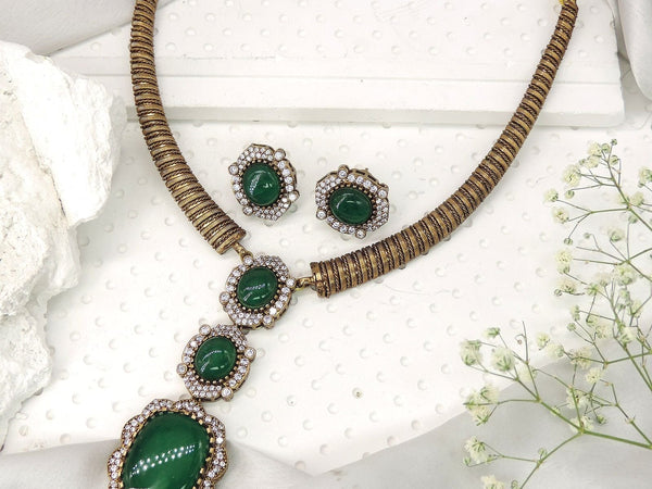 Kundan jewelry guide – Emerald Green Kundan Necklace Set