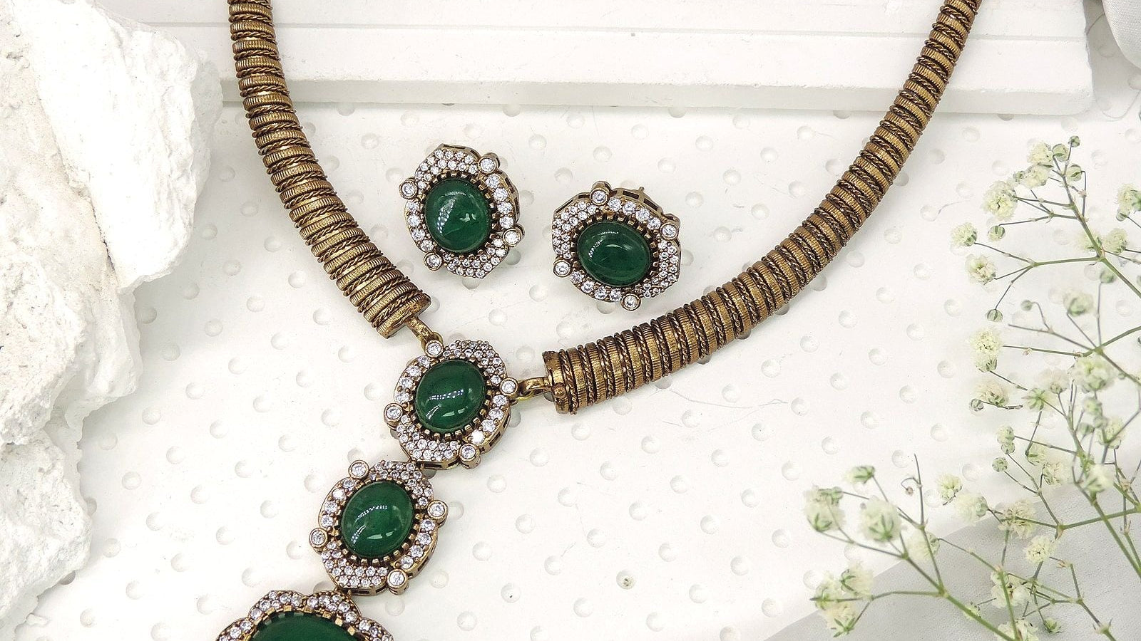 Kundan jewelry guide – Emerald Green Kundan Necklace Set