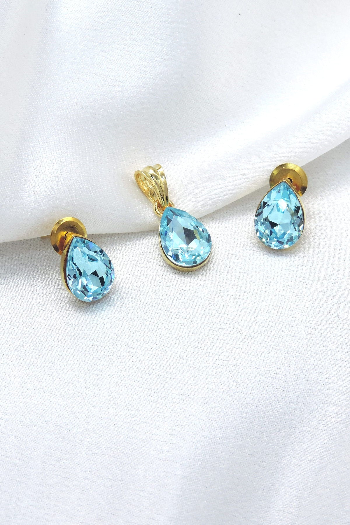 Sky blue teardrop pendant set by Joyrias