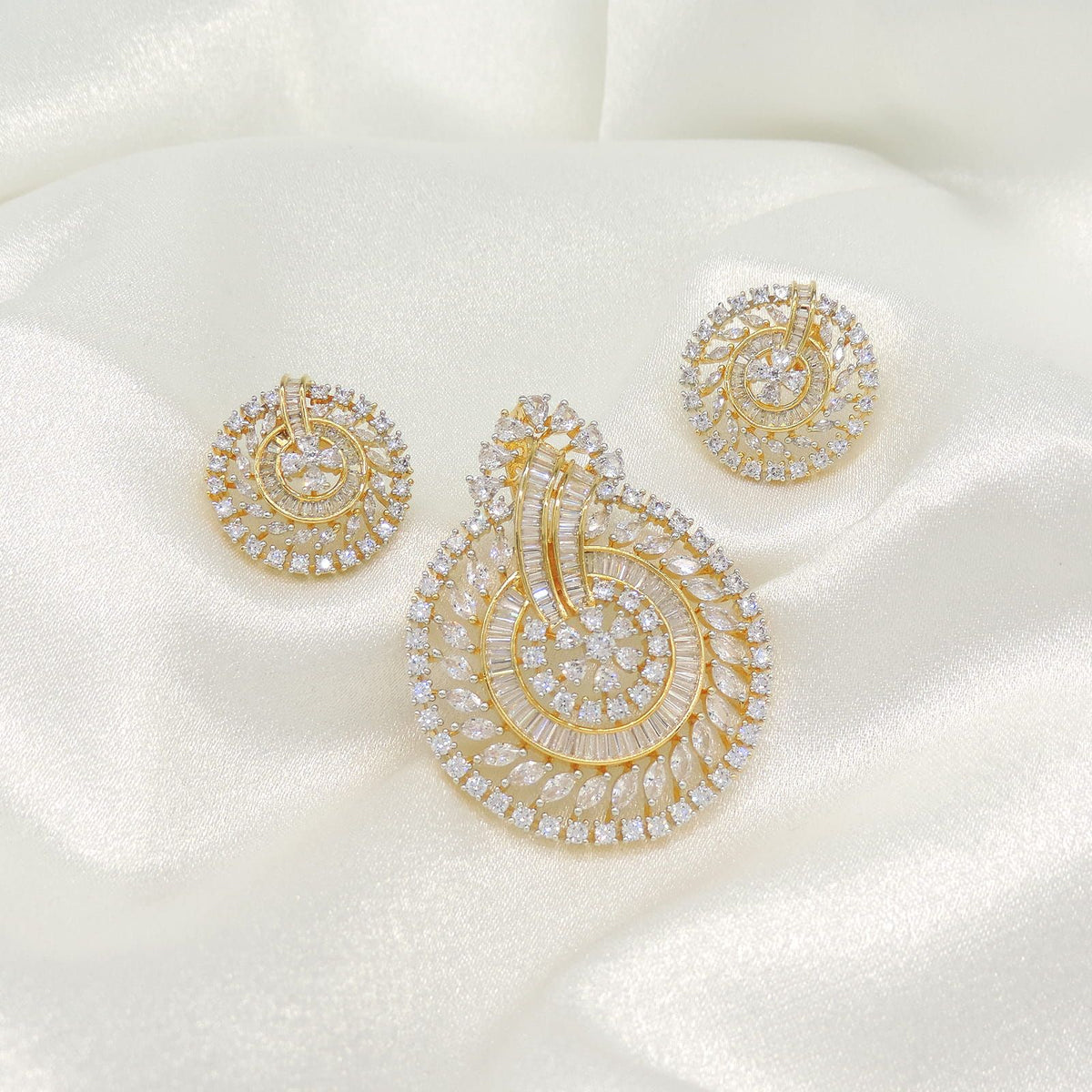 Elegant AD Circular Statement Pendant Set