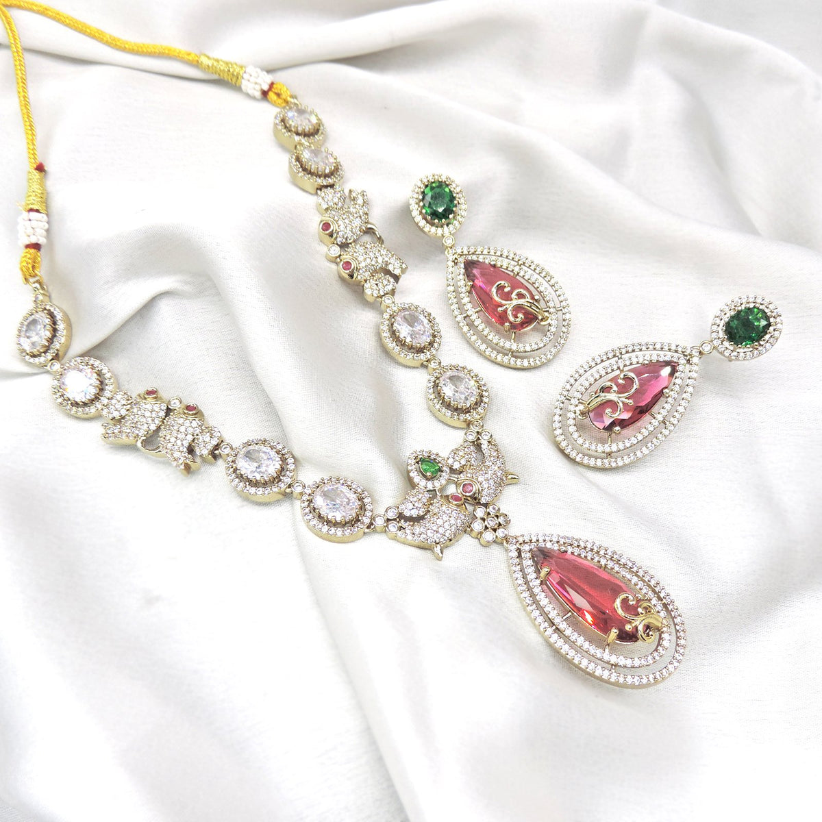 Luxurious Victorian Polish Necklace set Image 0