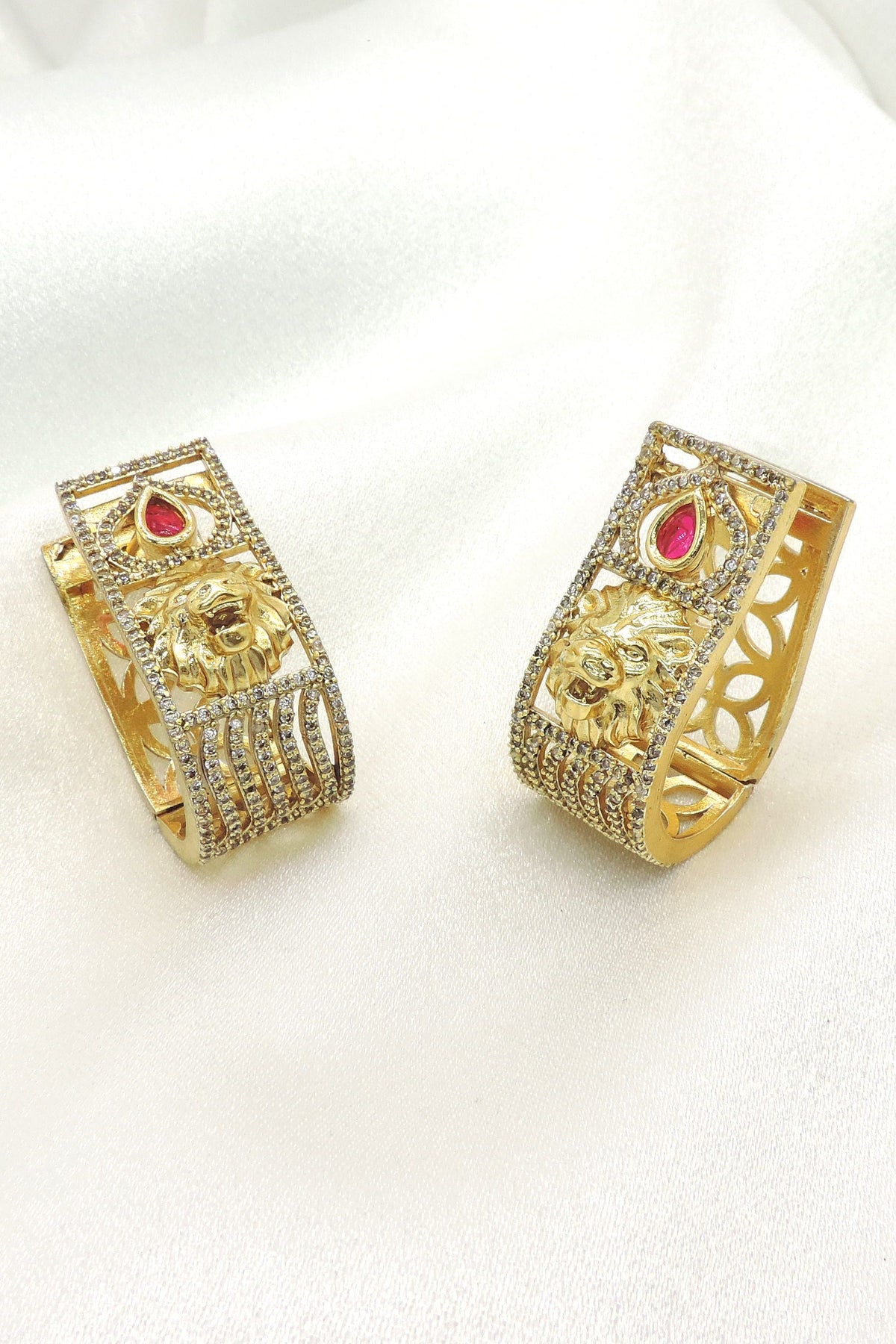 Lion zircon drop earrings by Joyrias