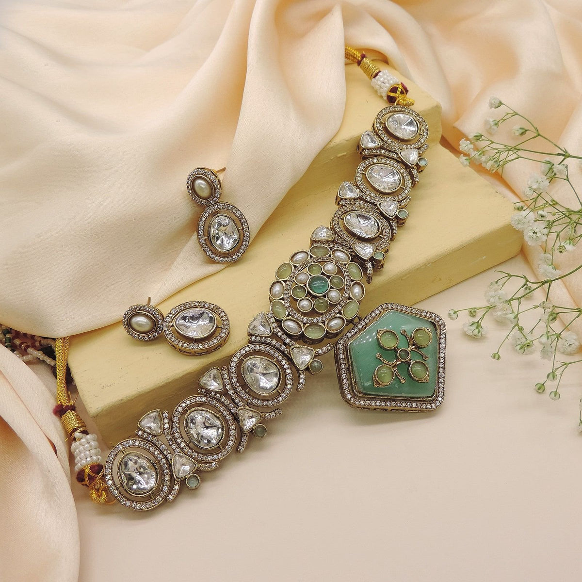Antique Gold-Plated Green Kundan Choker Necklace Set with Earrings Image 0