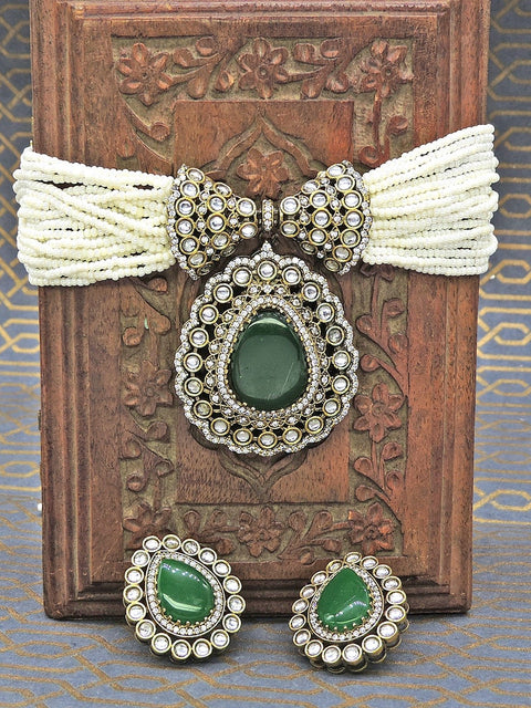 Green stone Necklace with studs Image 0