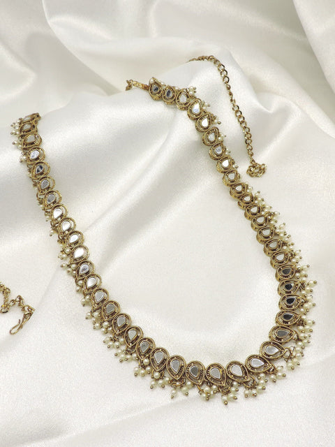 Antique gold-tone kundan kamarbandh featuring teardrop kundan stones and pearl detailing, perfect for bridal wear, weddings, festive occasions, and traditional Indian attire.
