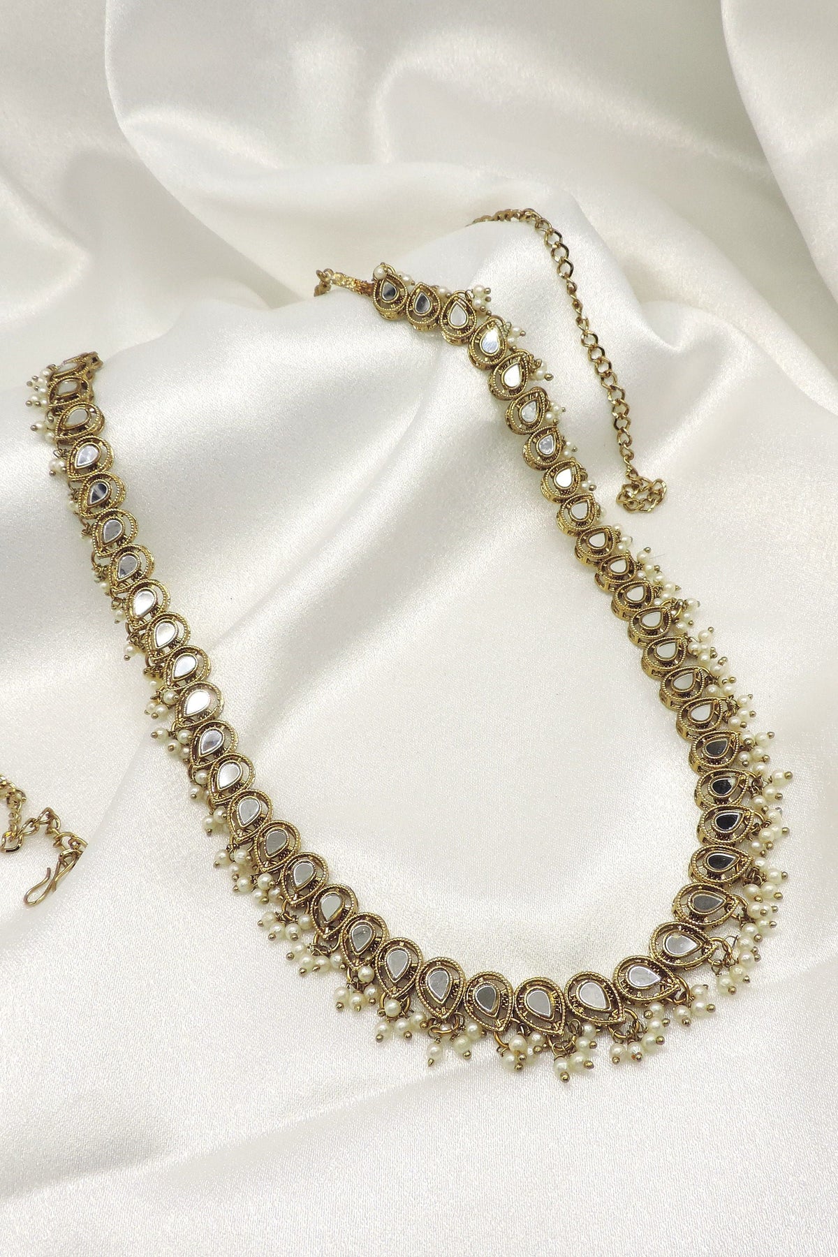 Antique gold-tone kundan kamarbandh featuring teardrop kundan stones and pearl detailing, perfect for bridal wear, weddings, festive occasions, and traditional Indian attire.