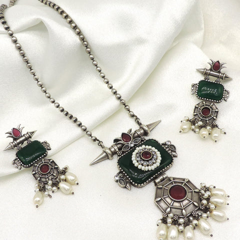 Emerald pearl pendant set by Joyrias