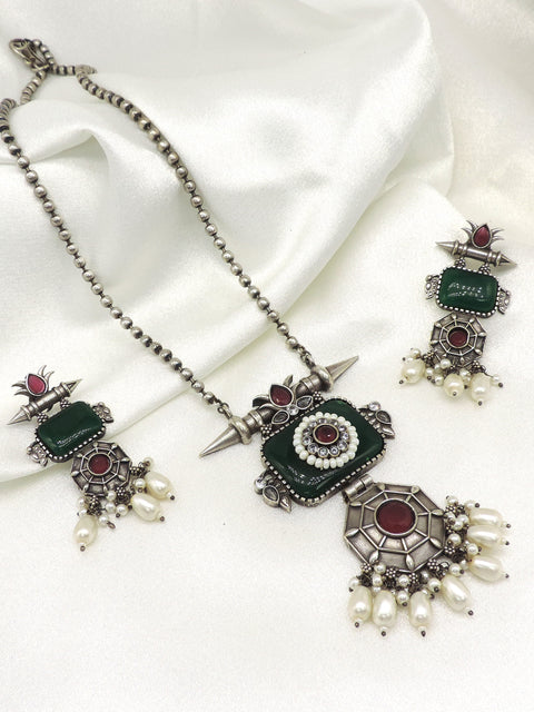 Emerald pearl pendant set by Joyrias
