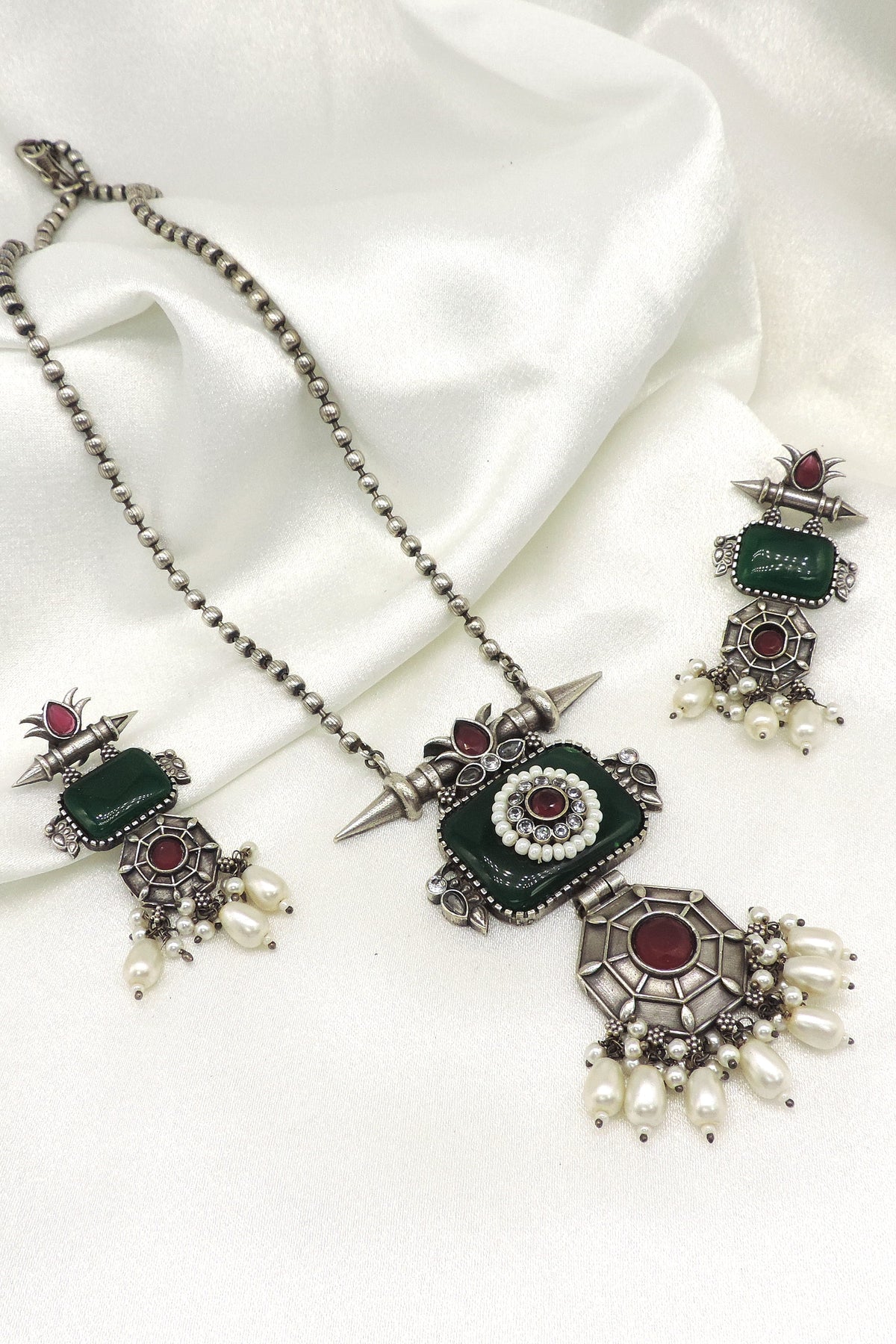 Emerald pearl pendant set by Joyrias