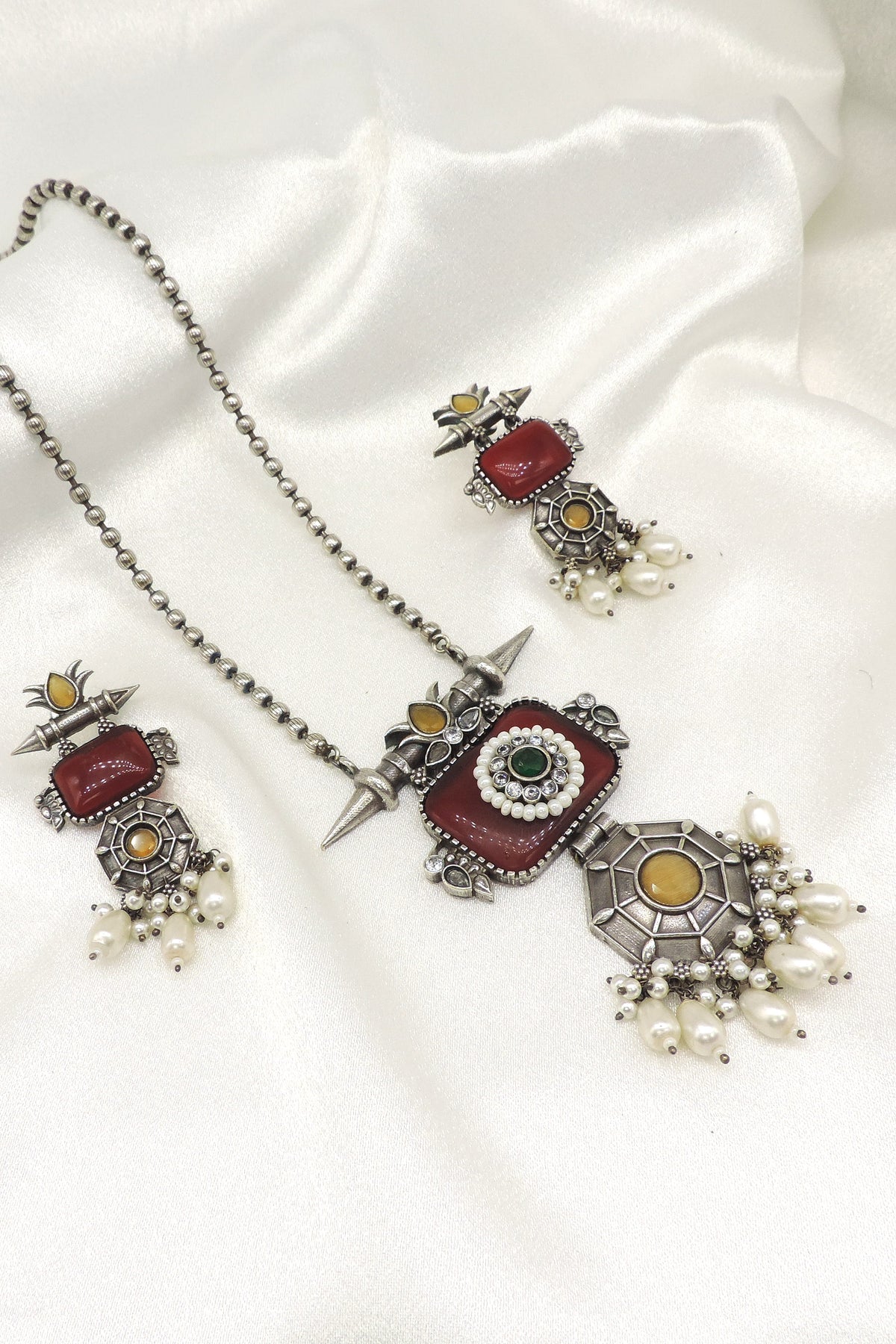 Oxidized ruby pearl pendant set by Joyrias