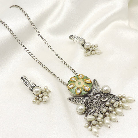 Oxidized pearl pendant set by Joyrias