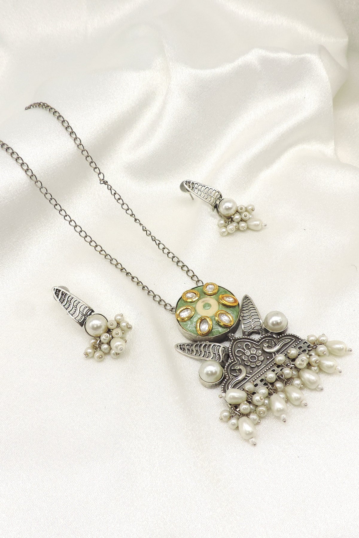 Oxidized pearl pendant set by Joyrias