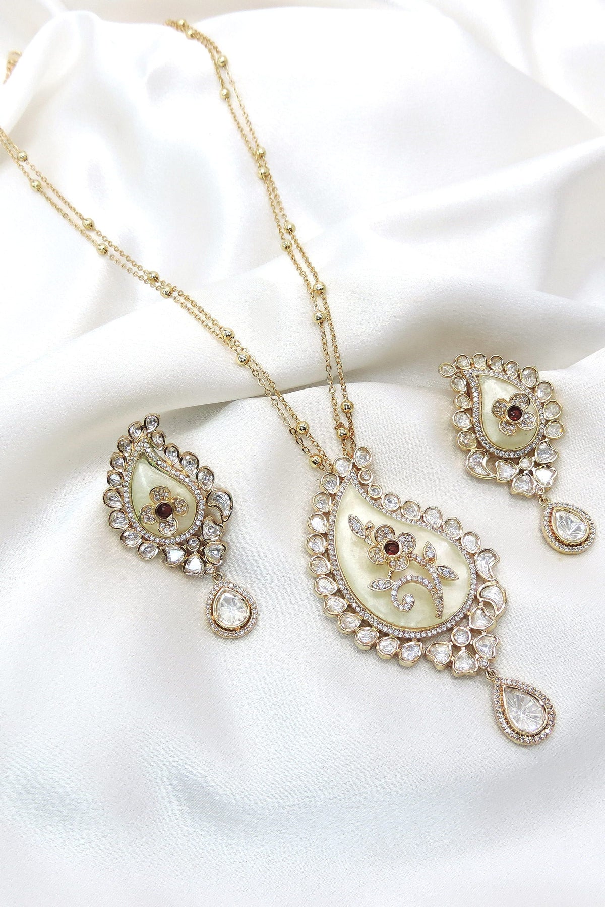Ivory paisley pendant necklace set by Joyrias