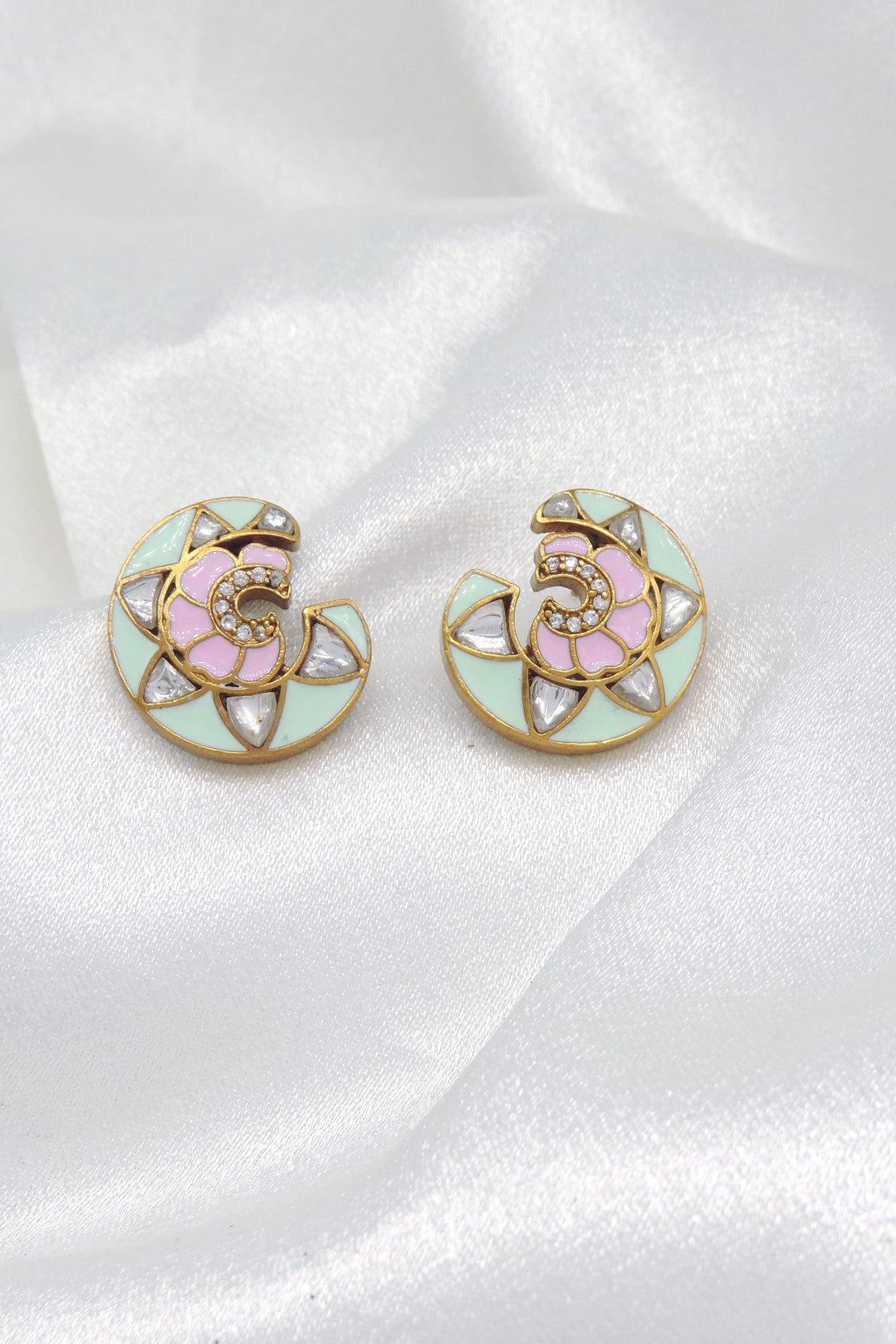 Pastel swirl stud earrings by Joyrias