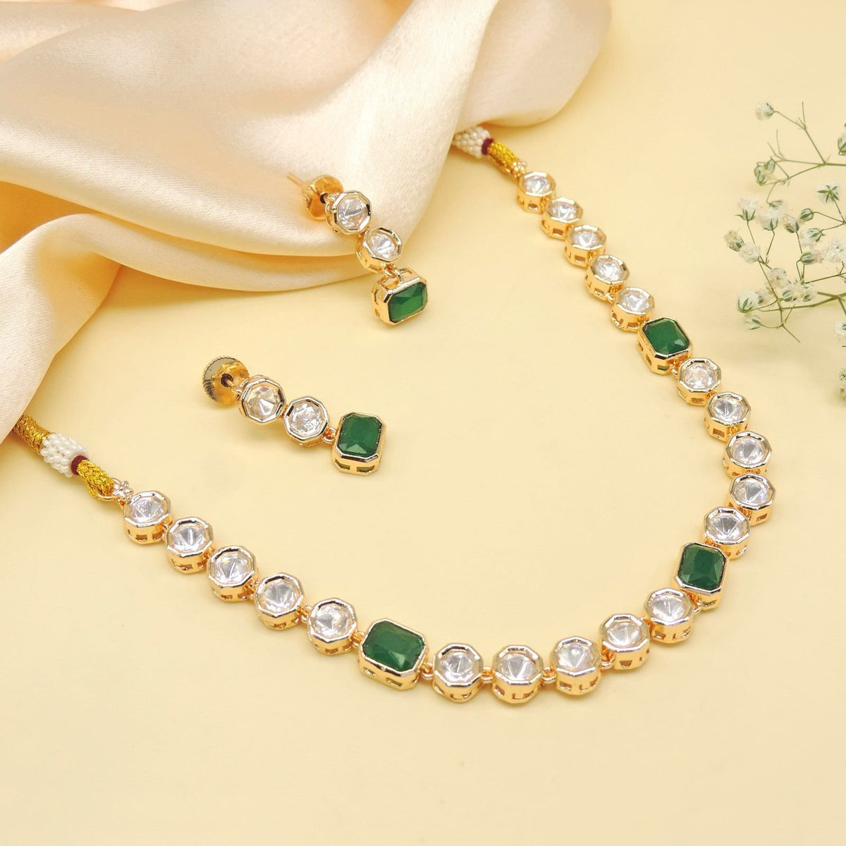 Minimal emerald kundan choker set Image 0