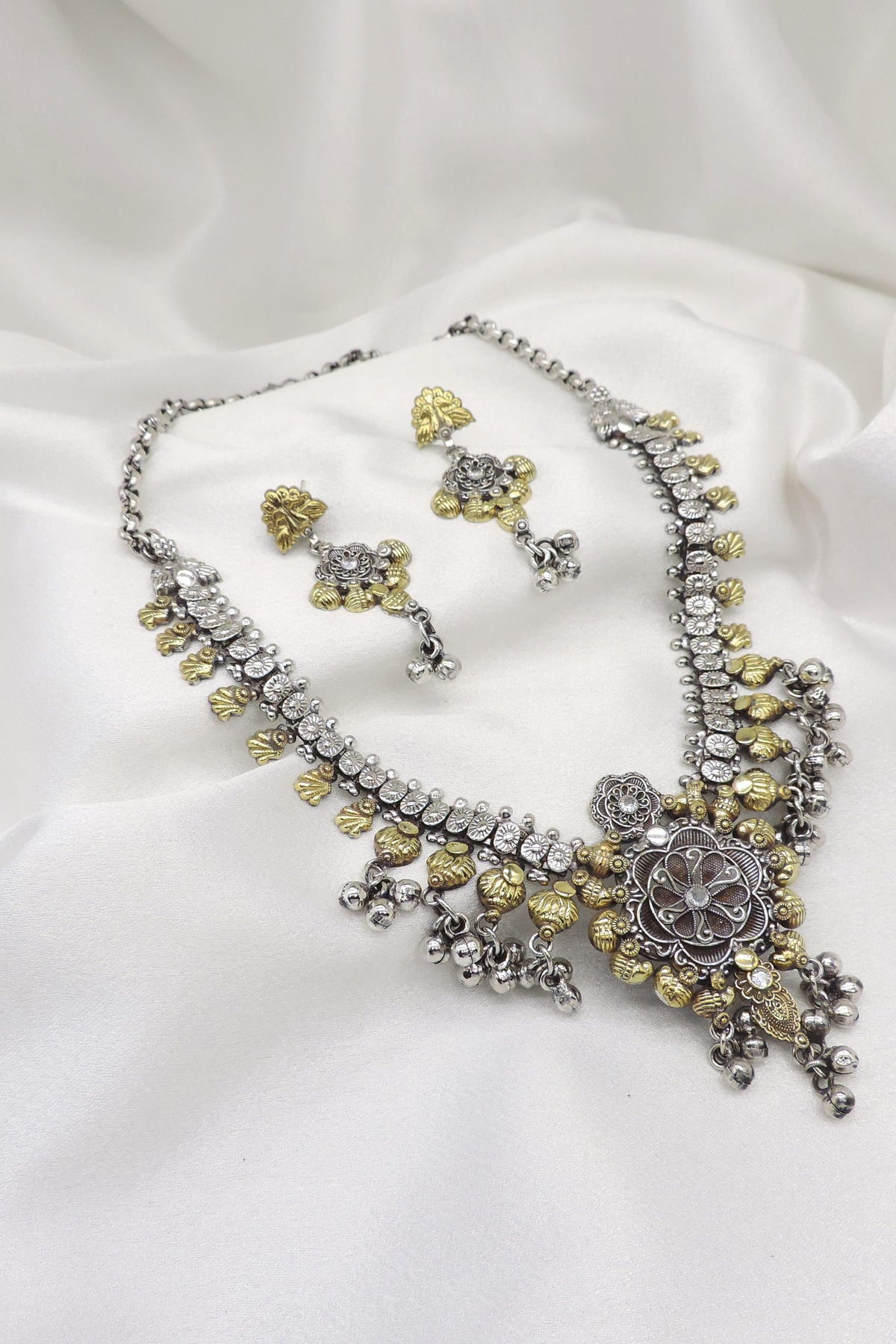 Oxidized Dual-Tone Floral Medallion Necklace Set