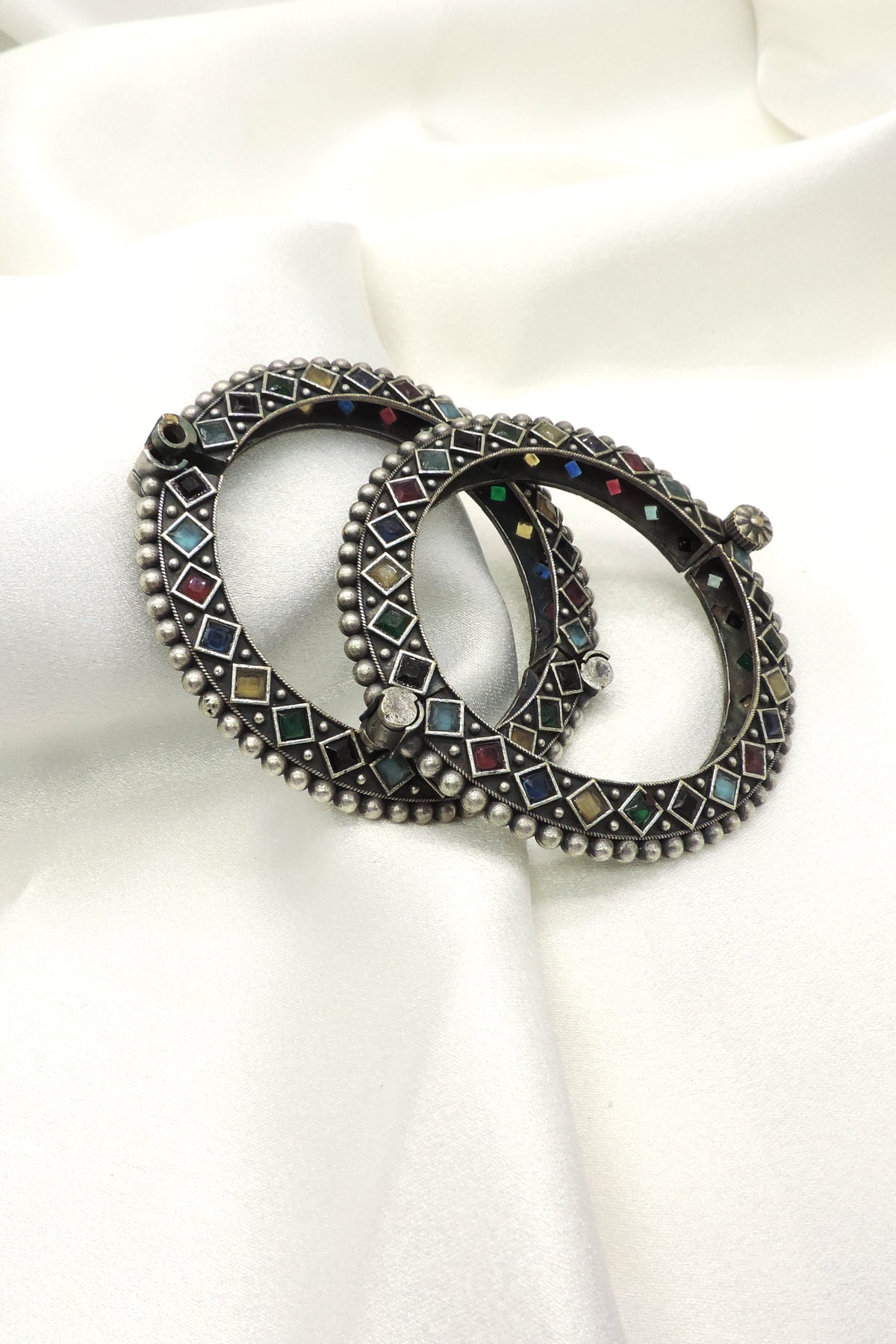 Multicolor oxidized bangle set by Joyrias