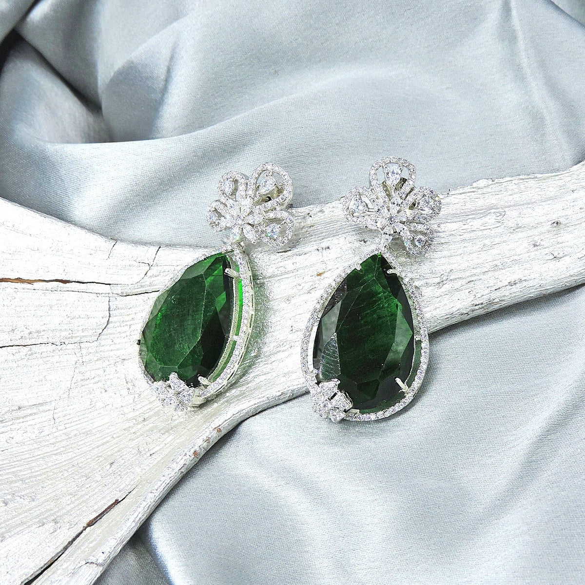 Emerald earrings – Indian emerald green earrings for weddings and festivals USA – Joyrias