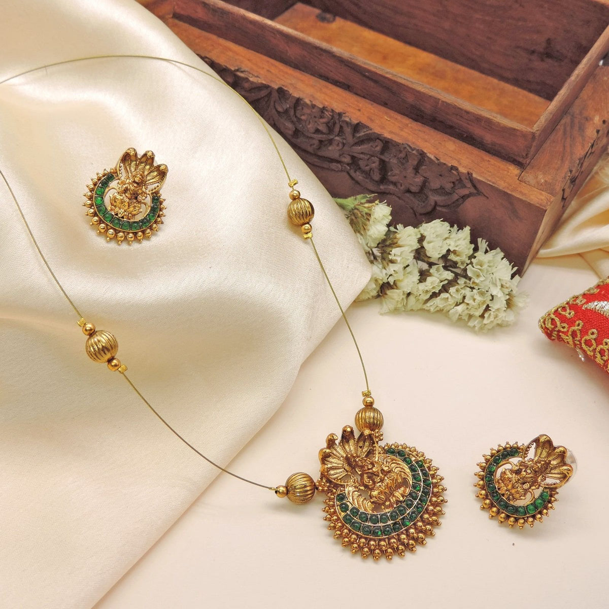 Antique Lakshmi Green Stone Necklace Set Image 0