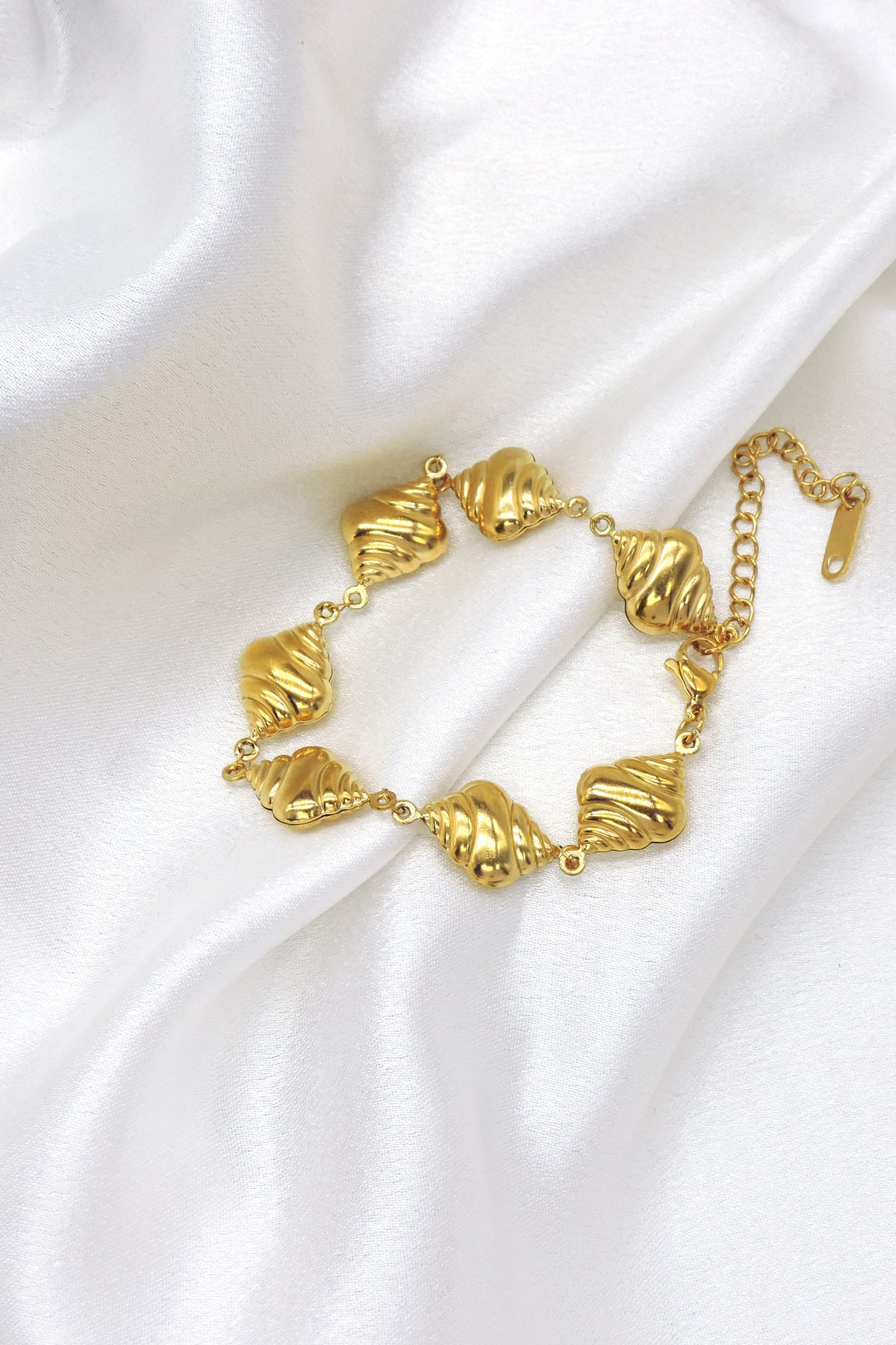 Gold Shell Link Bracelet by Joyrias