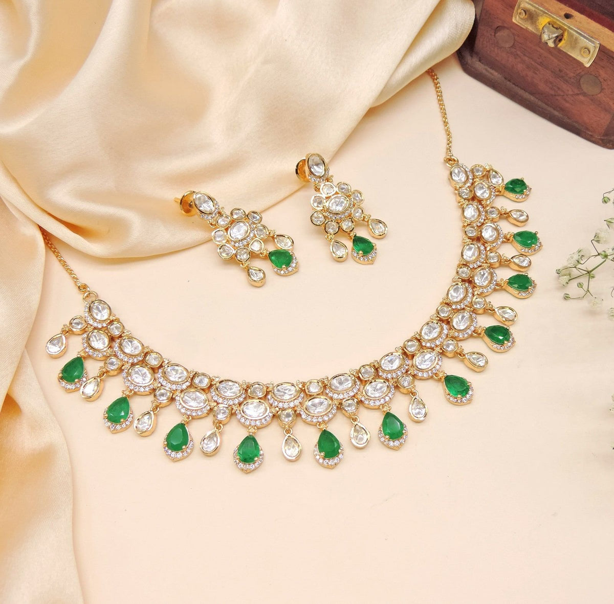 Emerald green stone Kundan necklace set – Indian Kundan necklace for weddings USA – Joyrias