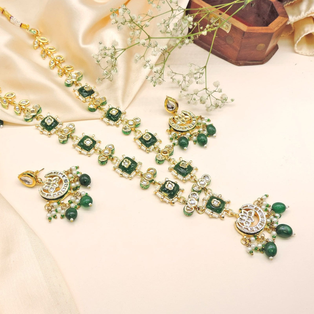 Meenakari Emerald Kundan Necklace Set Image 0