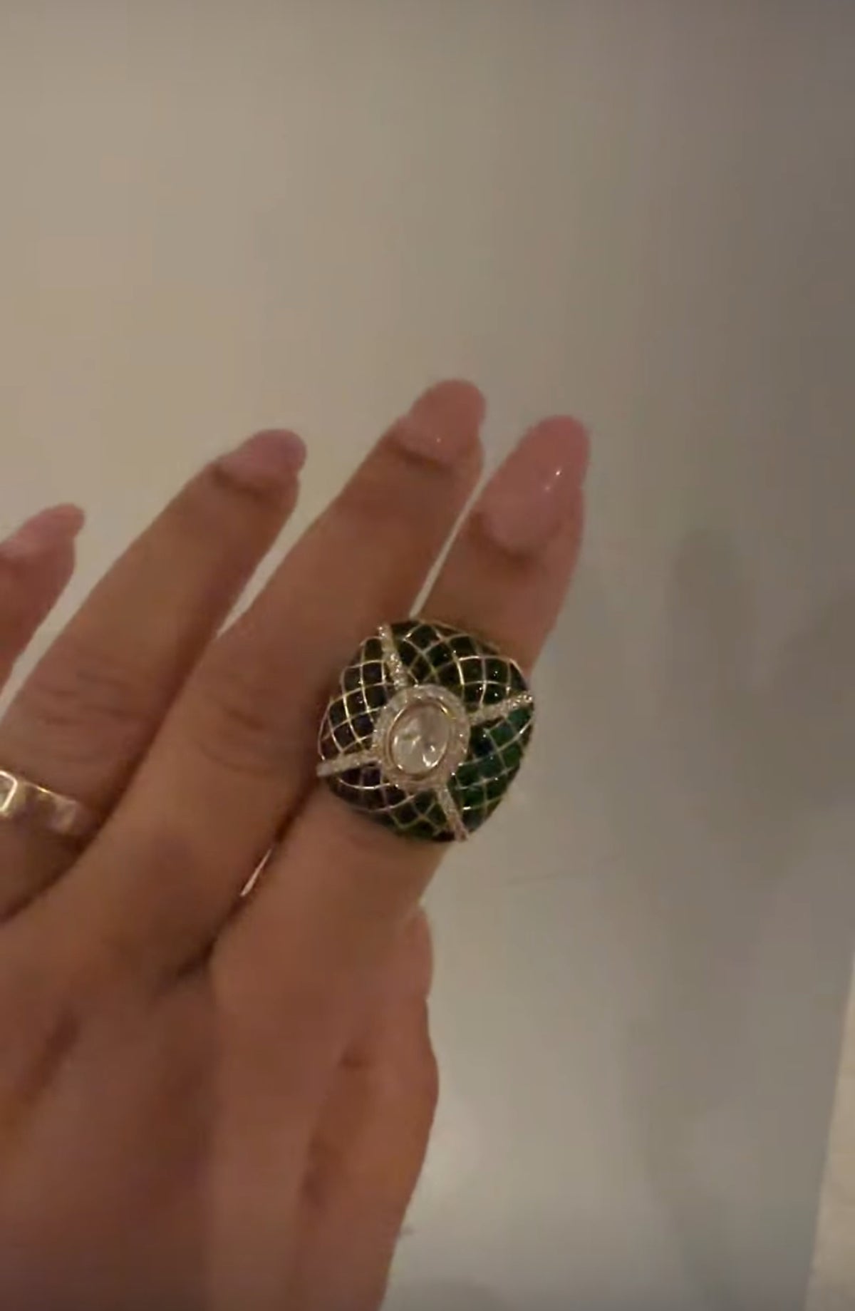 Emerald Luxe Statement Ring with Kundan